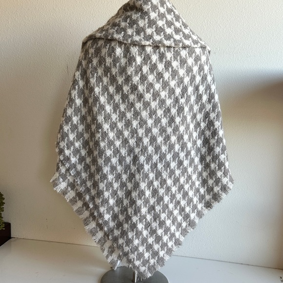 Ann Taylor cape grey white  textured houndstooth knit pattern one size NWT - Picture 3 of 12